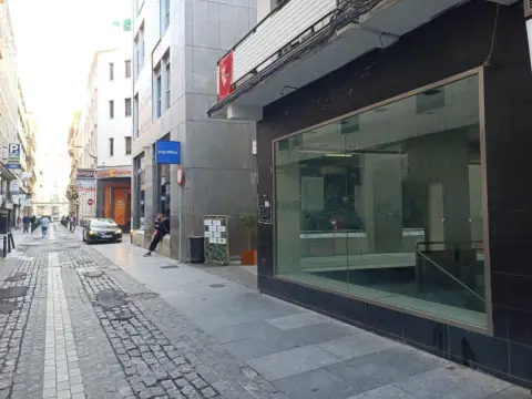Local comercial en calle del Conde de Robledo