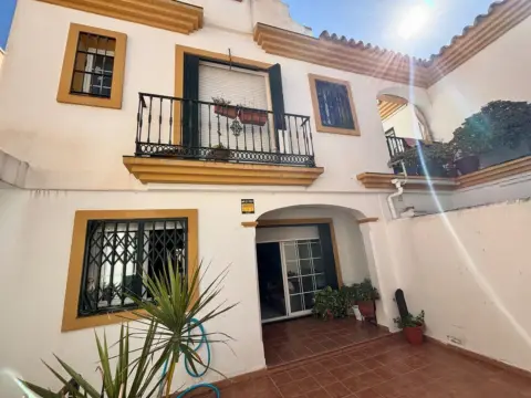Casa pareada en calle de Miguel Carrera