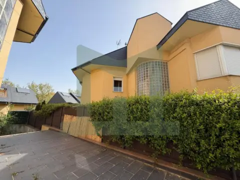 Chalet en calle de Briones