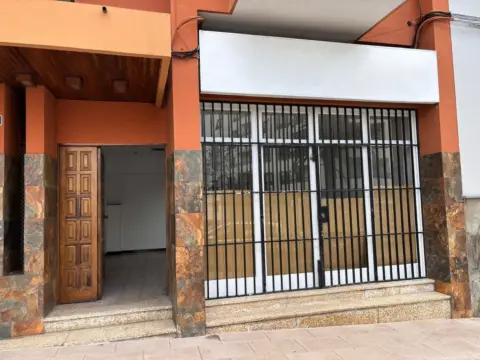 Local comercial en Avenida Sor Soledad Cobián