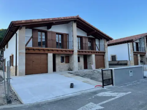 Casa pareada en calle de Uxarrea Auzoa, 33