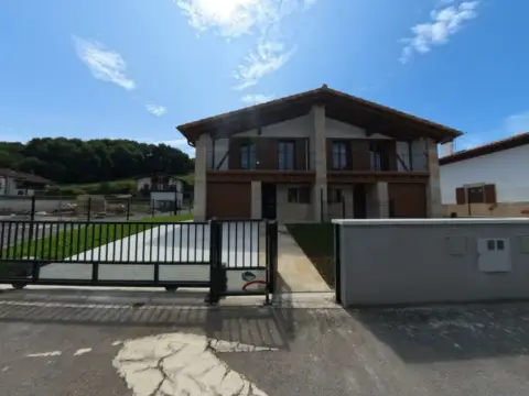 Casa pareada en calle de Uxarrea Auzoa, 33