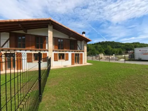 Casa pareada en calle de Uxarrea Auzoa, 33