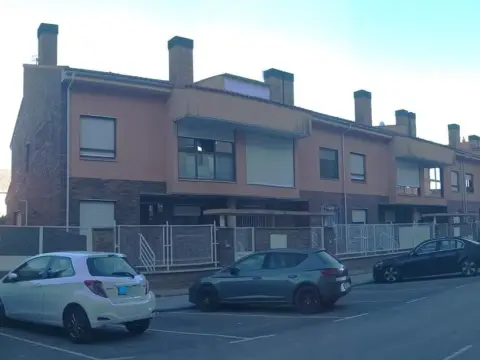 Casa adosada en calle de Leonardo de Chabacier