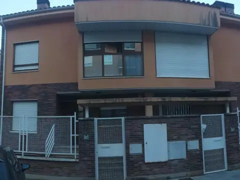 Casa adosada en calle de Leonardo de Chabacier