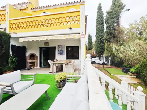 Casa adosada en calle Paises Bajos de Calahonda, 8
