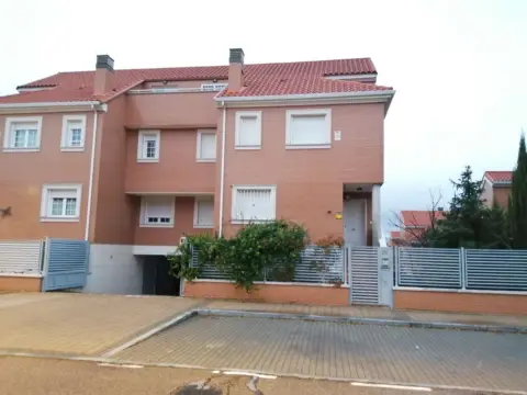 Casa pareada en calle del Fresno, 20