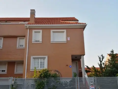 Casa pareada en calle del Fresno, 20