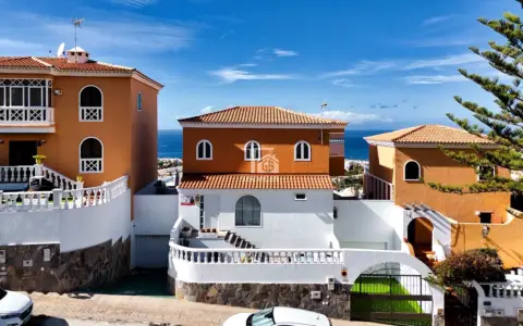 Casa adosada en Avenida de Europa, 20