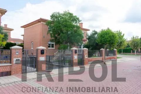 Chalet en calle de los Perales, 11