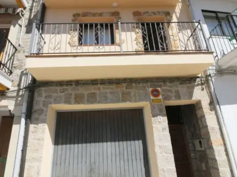 Casa pareada en calle Miguel de Cervantes, nº 4