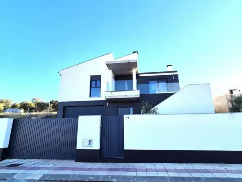 Chalet en calle de Josefina Carabias