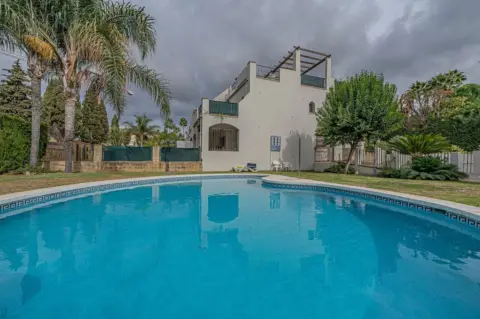 Casa adosada en calle Estena