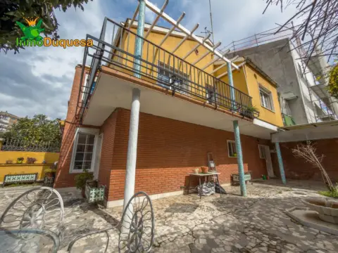 Casa pareada en calle Andrés Segovia, 33