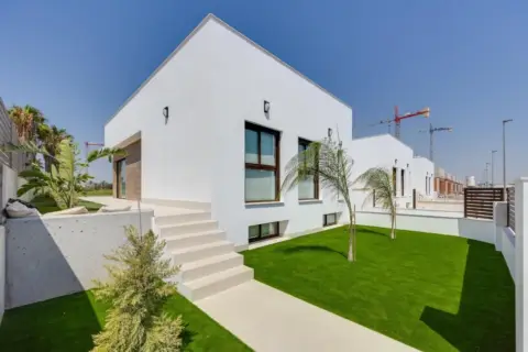 Chalet en Las Lomas del Rame-Bahía Bella