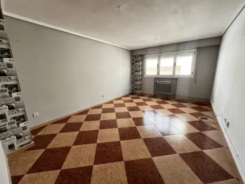 Piso en calle de la Junta Vecinal