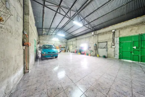 Nave industrial en calle de Sevilla
