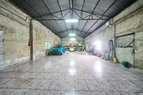 Nave industrial en calle de Sevilla