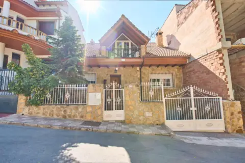 Casa adosada en calle de Mariana Pineda, 22