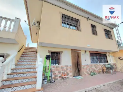 Chalet en Barrio