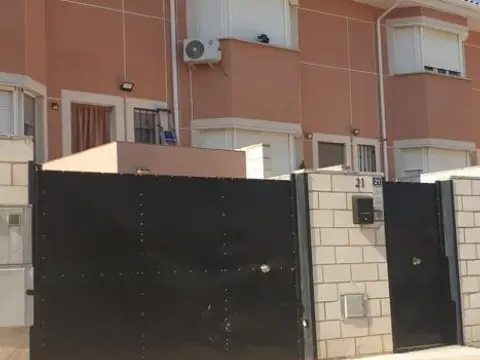 Casa adosada en Avenida Castilla La Mancha