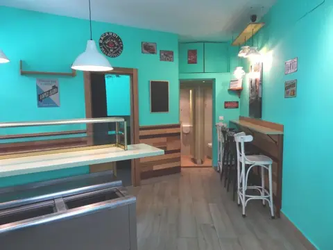 Local comercial en calle de Santa María