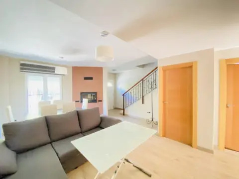 Casa adosada en calle de Averroes