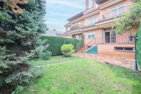 Casa adosada en Castillo - Campodón