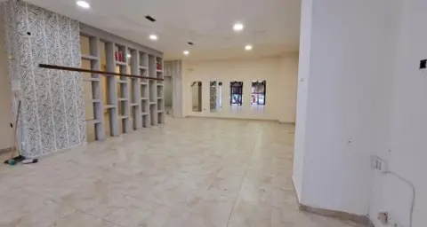 Local comercial en calle de Ramón Cabanillas