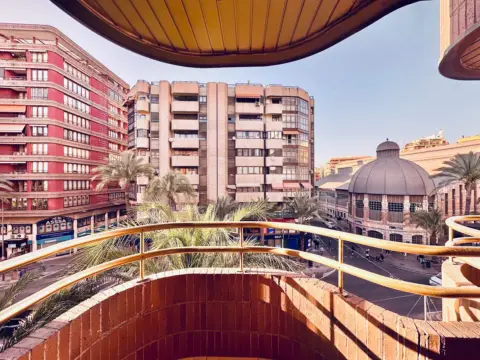 Piso en Avenida de Alfonso X El Sabio, 13