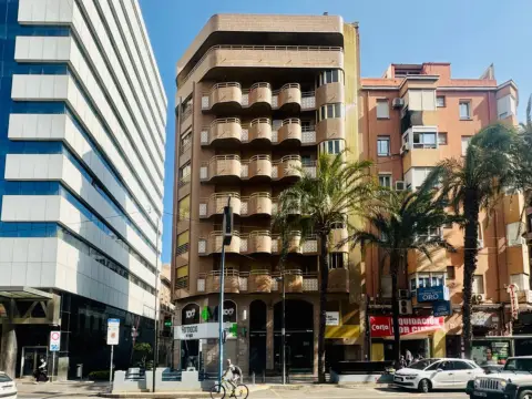 Piso en Avenida de Alfonso X El Sabio, 13