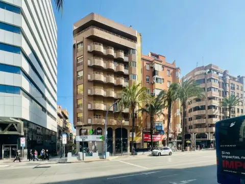 Piso en Avenida de Alfonso X El Sabio, 13