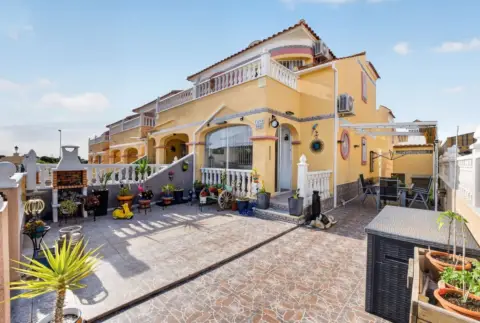 Casa adosada en calle Carolinas