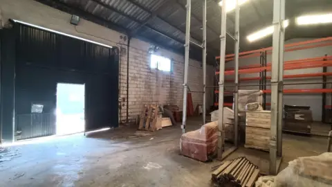 Nave industrial en La Salle-Avd Manuel del Valle-Las Naciones