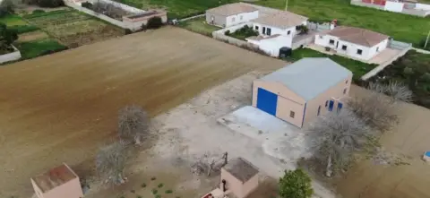 Nave industrial en Hozanejo