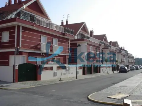 Casa adosada en Urbanizacion Nuevo Corrales
