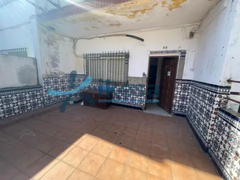 Casa adosada en calle San Lucar La Mayor, nº 10