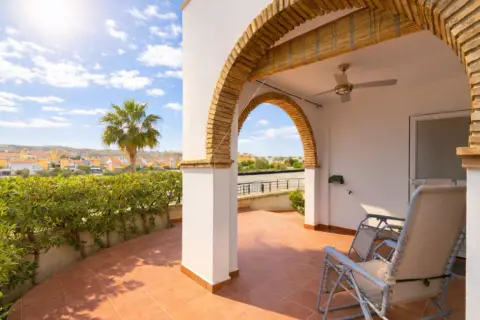 Casa adosada en Avenida Cañada Julián, nº 8