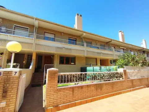 Casa adosada en calle Mayor