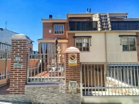 Casa pareada en calle de Juncos, 1