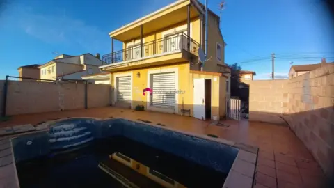 Casa pareada en calle Alondra, 17