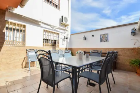 Casa adosada en calle Peligros