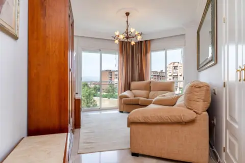 Piso en Avenida Compositor Luis de Narváez