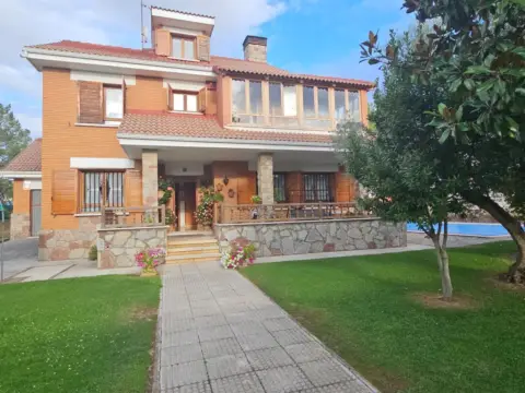 Chalet en Camino de los Pinos