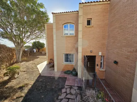 Casa pareada en calle Alborán