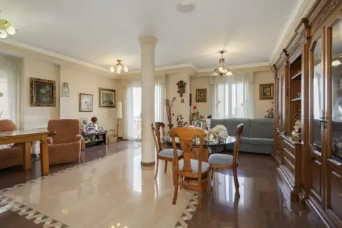 Casa pareada en calle de la Casa Suiza