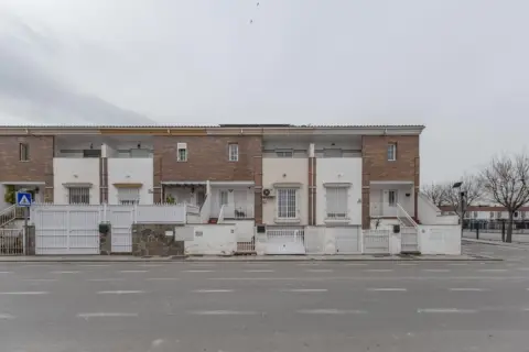 Casa adosada en Avenida de la Vega