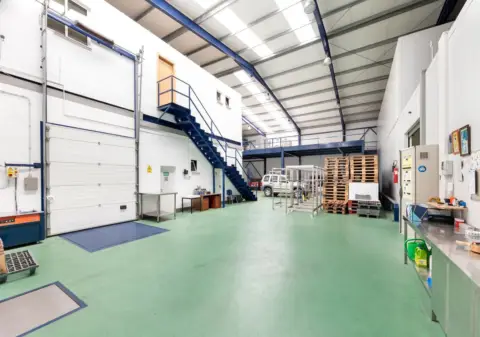 Nave industrial en calle Romeral de Marchena #1