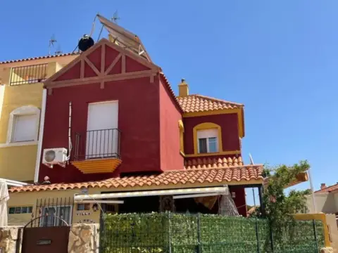 Casa adosada en calle Nido