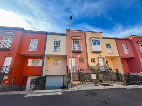 Casa adosada en calle Sor Ana González González